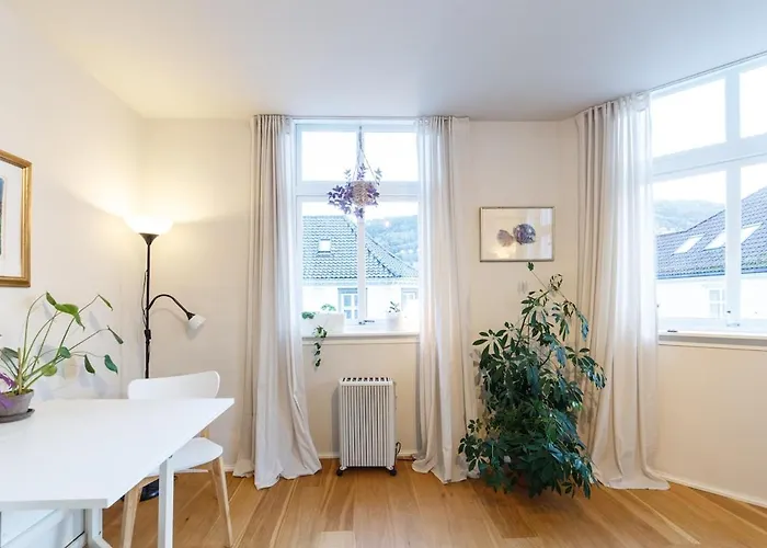 Unique Relaxed Corner Flat In * Bergen