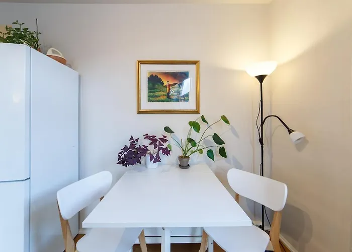 Unique Relaxed Corner Flat In