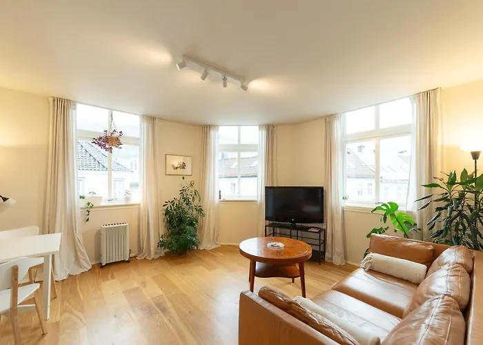 Unique Relaxed Corner Flat In