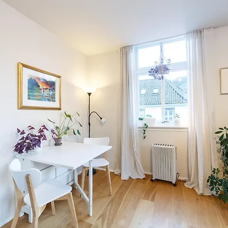 Unique Relaxed Corner Flat In Apartment *