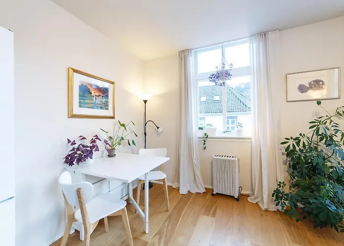 Unique Relaxed Corner Flat In Apartment *