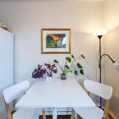 Unique Relaxed Corner Flat In